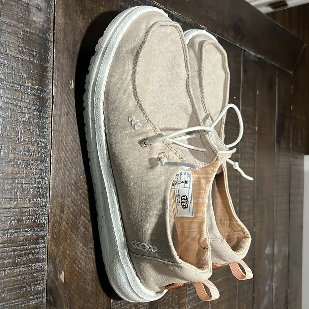 Big kids size J6 Hey Dudes